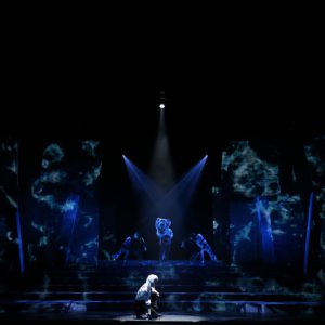 鳥越裕貴が魅せる“生命の輝き”　舞台「文豪ストレイドッグス DEAD APPLE」公演レポート イメージ画像