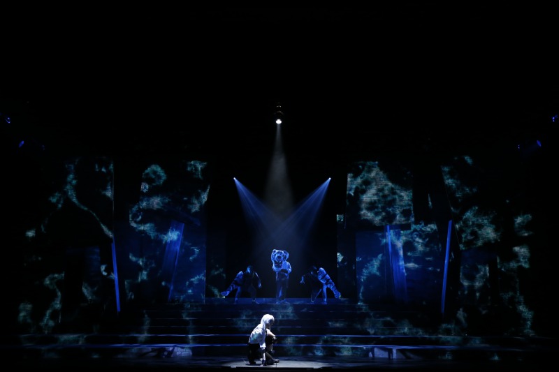 鳥越裕貴が魅せる“生命の輝き”　舞台「文豪ストレイドッグス DEAD APPLE」公演レポート イメージ画像