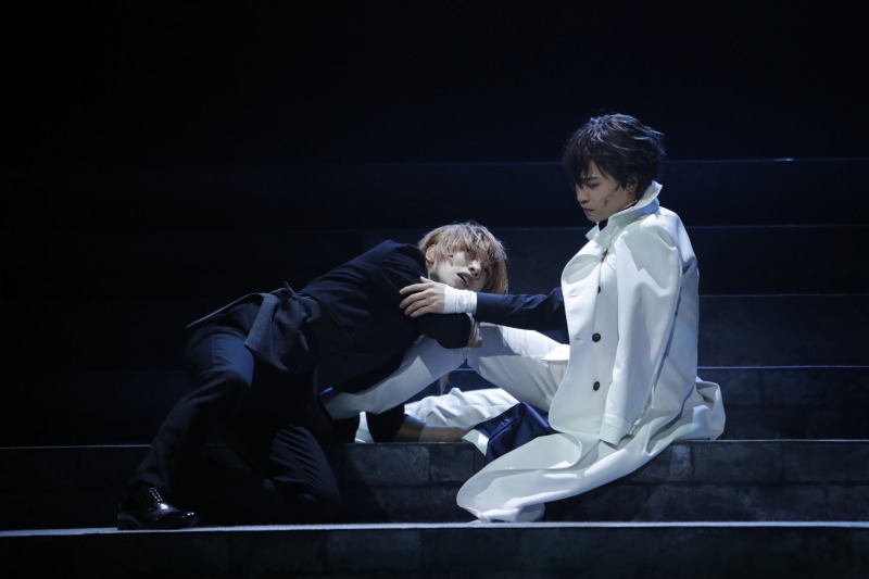 鳥越裕貴が魅せる“生命の輝き”　舞台「文豪ストレイドッグス DEAD APPLE」公演レポート イメージ画像