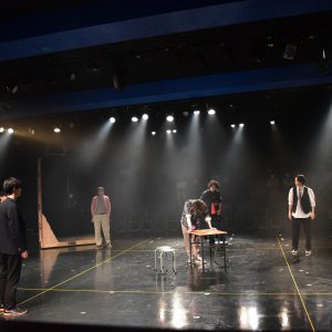 波及する狂気と緊張感、舞台「Another lenz」開幕　配信で描かれる“異なる世界” イメージ画像