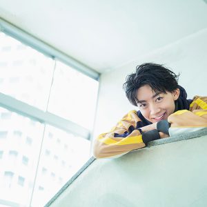 長妻怜央、役者としての今後と理想は？　舞台『タンブリング』で“不器用すぎて愛せる”キャラに イメージ画像