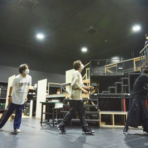 崎山つばさ「僕らが作る“道”に導きたい」、音楽劇「キセキ」稽古場レポート＆インタビュー イメージ画像