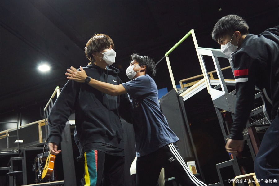 崎山つばさ「僕らが作る“道”に導きたい」、音楽劇「キセキ」稽古場レポート＆インタビュー イメージ画像