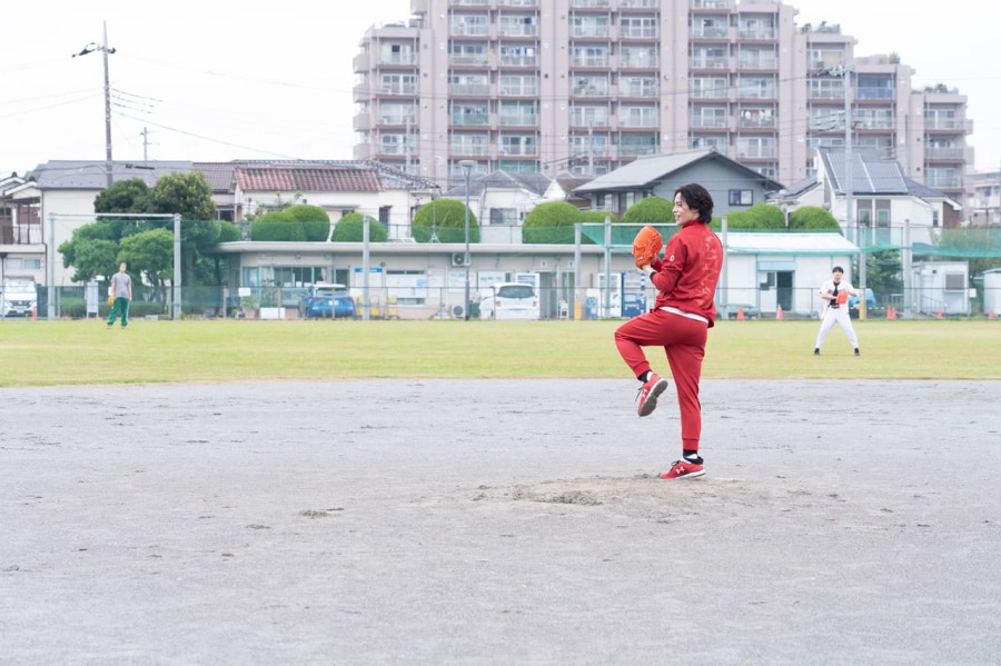 根本正勝「チームプレーで最高の作品を作る」、舞台「ROOKIES」キャスト一同で野球練習 イメージ画像