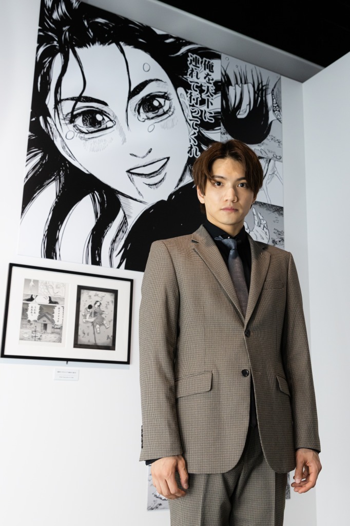 三浦宏規＆高野洸が「キングダム展 －信－」訪問　見学時の写真が解禁 イメージ画像