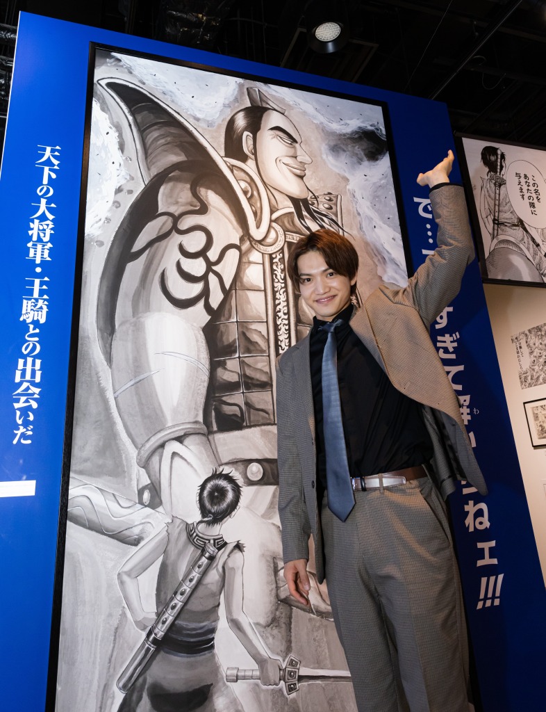 三浦宏規＆高野洸が「キングダム展 －信－」訪問　見学時の写真が解禁 イメージ画像