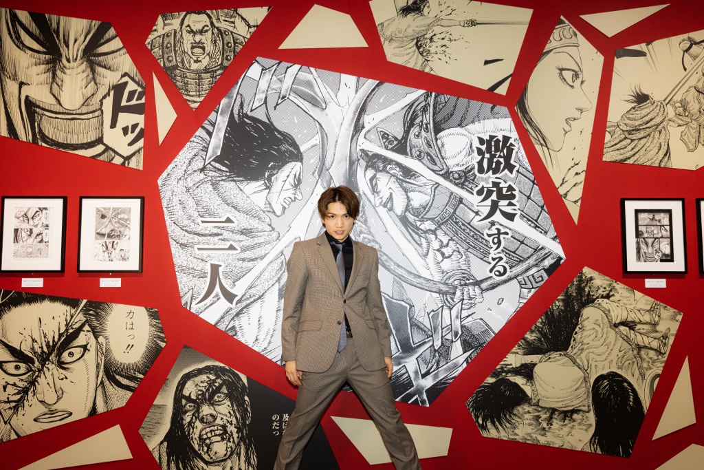 三浦宏規＆高野洸が「キングダム展 －信－」訪問　見学時の写真が解禁 イメージ画像