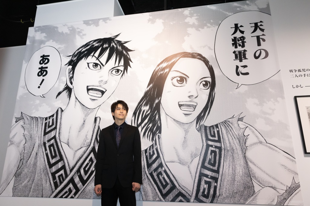 三浦宏規＆高野洸が「キングダム展 －信－」訪問　見学時の写真が解禁 イメージ画像