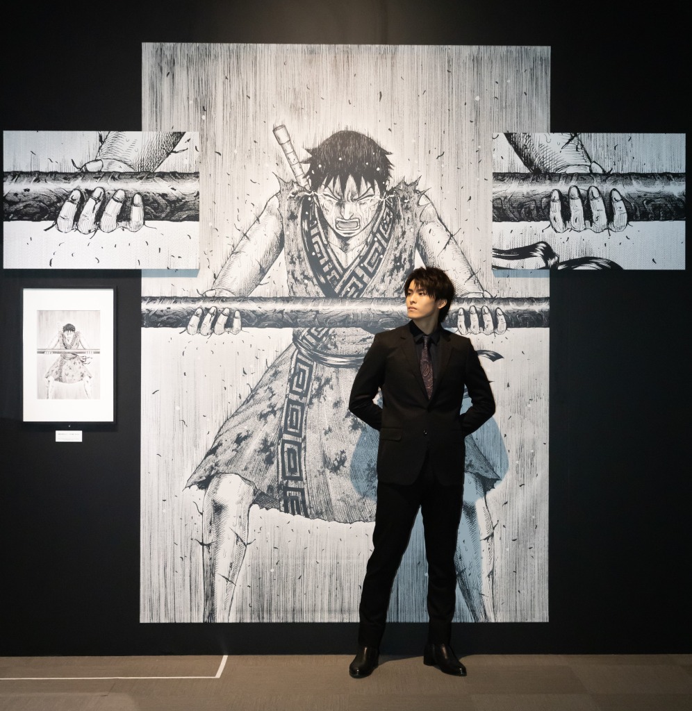 三浦宏規＆高野洸が「キングダム展 －信－」訪問　見学時の写真が解禁 イメージ画像