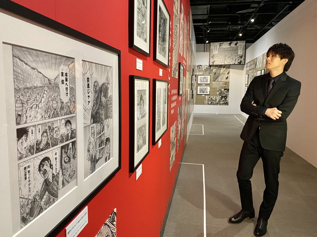 三浦宏規＆高野洸が「キングダム展 －信－」訪問　見学時の写真が解禁 イメージ画像