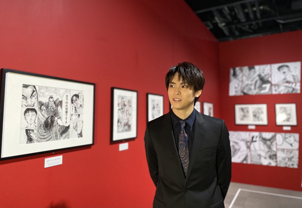 三浦宏規＆高野洸が「キングダム展 －信－」訪問　見学時の写真が解禁 イメージ画像