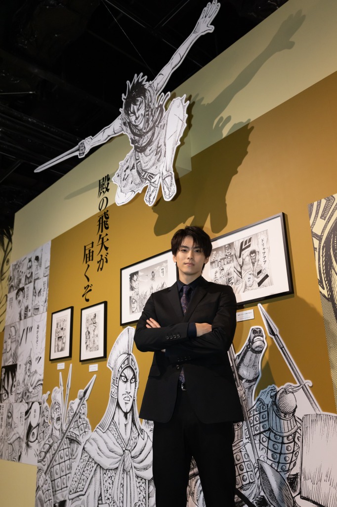 三浦宏規＆高野洸が「キングダム展 －信－」訪問　見学時の写真が解禁 イメージ画像