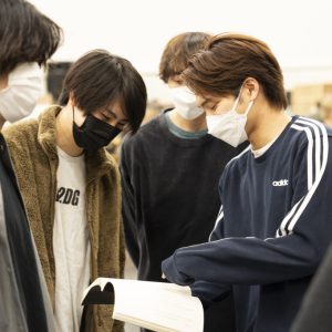 舞台『キングダム』三浦宏規・高野洸らの稽古場写真解禁　追加キャストに壤晴彦が出演 イメージ画像