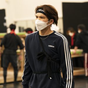 舞台『キングダム』三浦宏規・高野洸らの稽古場写真解禁　追加キャストに壤晴彦が出演 イメージ画像