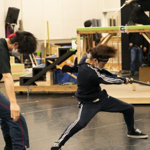 舞台『キングダム』三浦宏規・高野洸らの稽古場写真解禁　追加キャストに壤晴彦が出演 イメージ画像