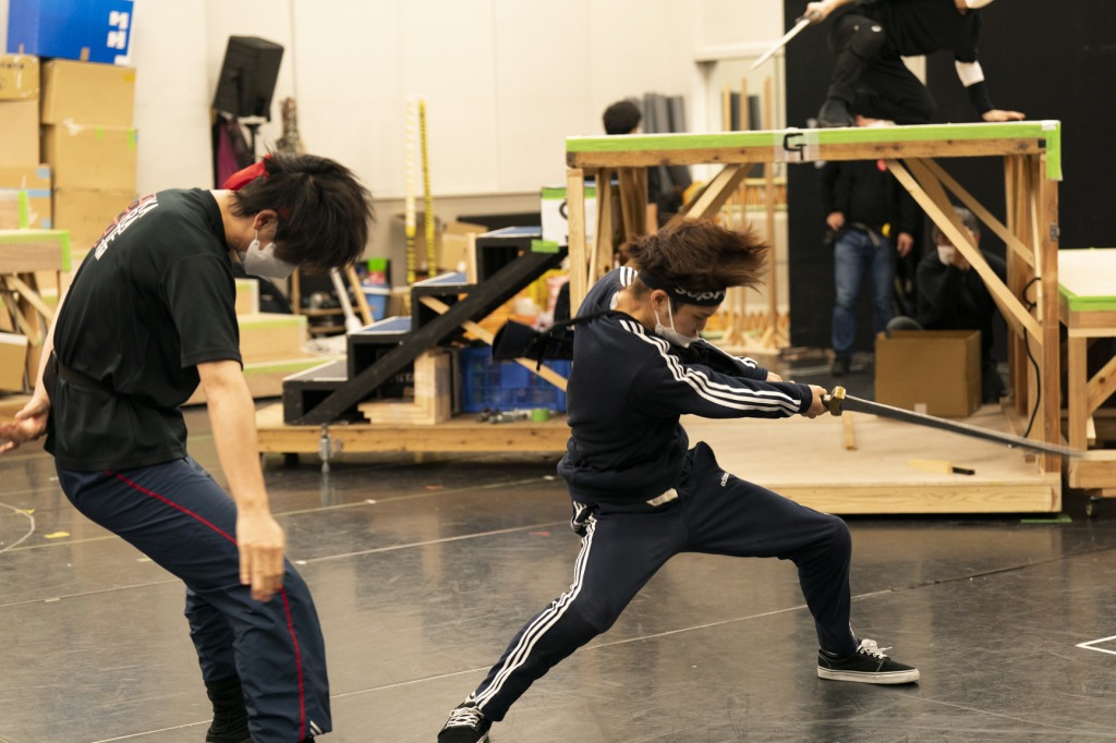 舞台『キングダム』三浦宏規・高野洸らの稽古場写真解禁　追加キャストに壤晴彦が出演 イメージ画像