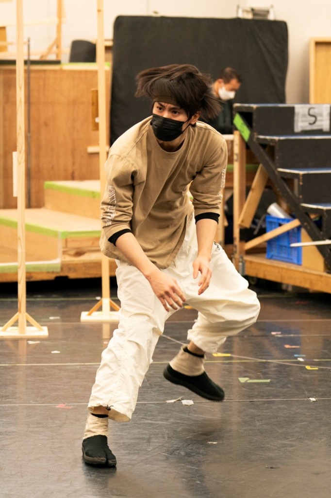 舞台『キングダム』三浦宏規・高野洸らの稽古場写真解禁　追加キャストに壤晴彦が出演 イメージ画像