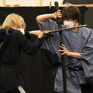 舞台『キングダム』三浦宏規・高野洸らの稽古場写真解禁　追加キャストに壤晴彦が出演 イメージ画像