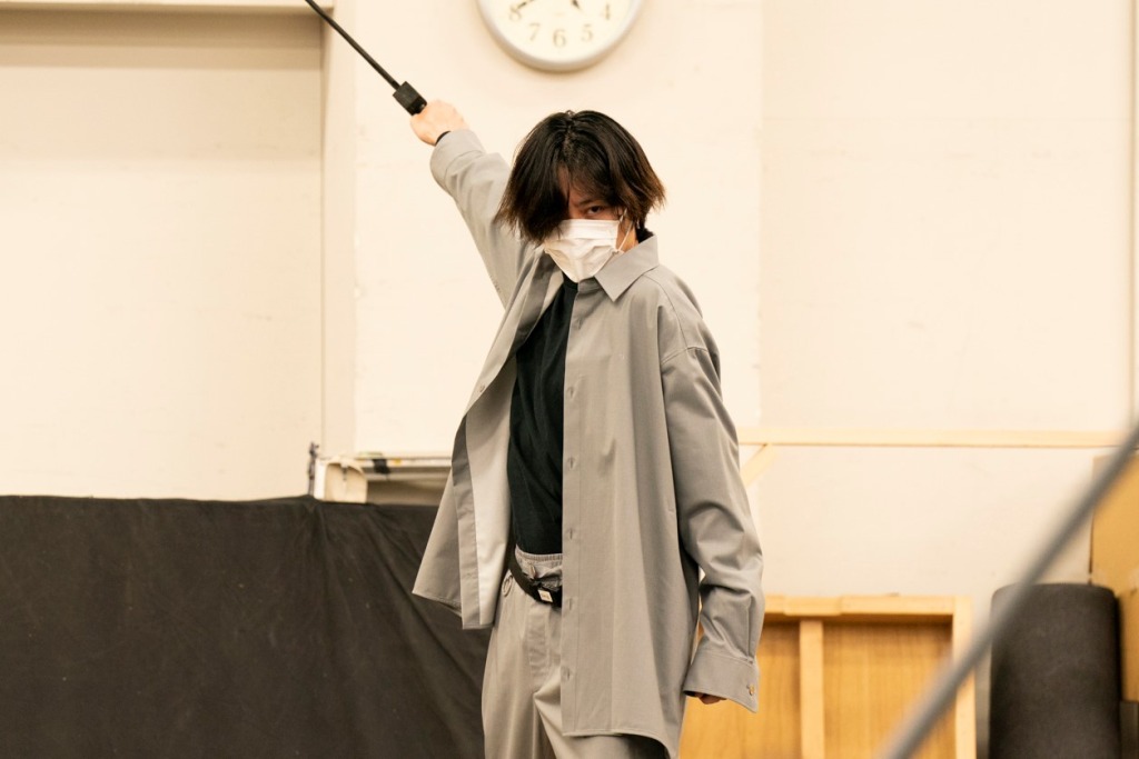 舞台『キングダム』三浦宏規・高野洸らの稽古場写真解禁　追加キャストに壤晴彦が出演 イメージ画像