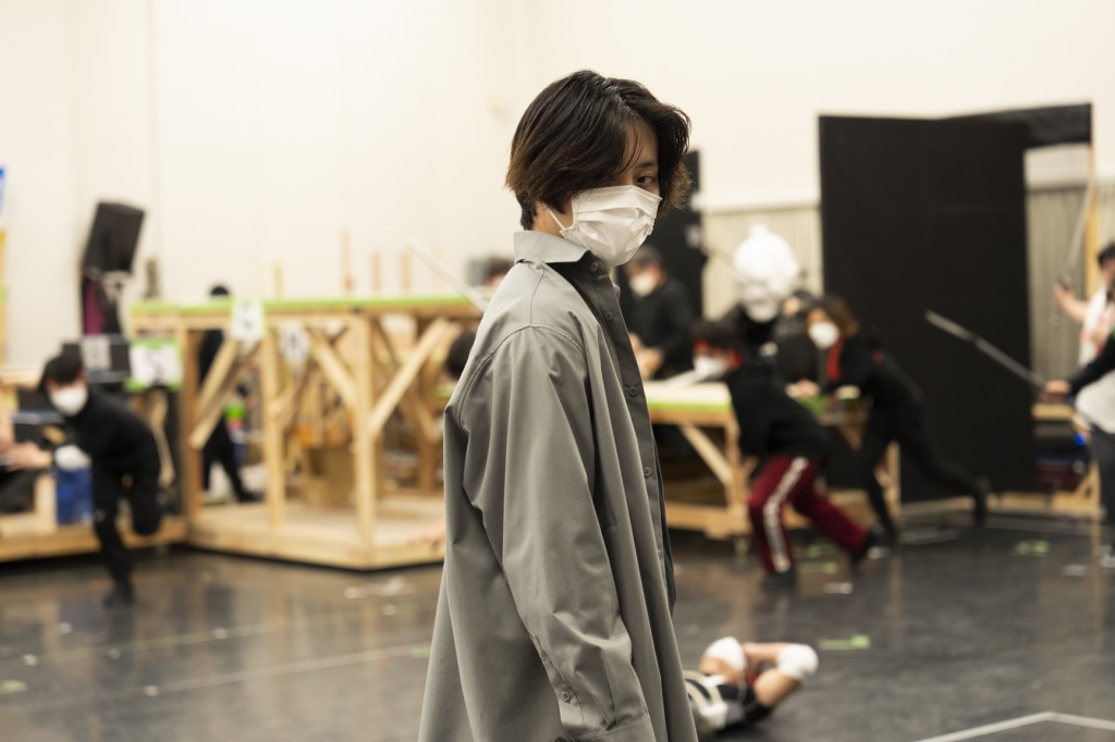 舞台『キングダム』三浦宏規・高野洸らの稽古場写真解禁　追加キャストに壤晴彦が出演 イメージ画像
