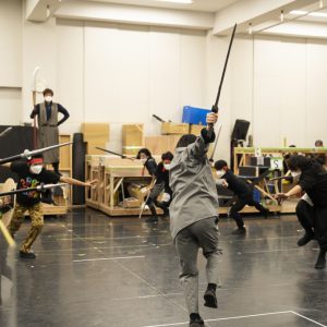 舞台『キングダム』三浦宏規・高野洸らの稽古場写真解禁　追加キャストに壤晴彦が出演 イメージ画像