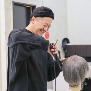 【2.5次元の舞台裏】どこまでも緻密に再現性高く　ゼロから積み重ねた“リアル”を表現する、ウィッグデザイナー・西村裕司（前編） イメージ画像