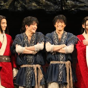 高野洸＆牧島輝が新たな歴史紡ぐ 舞台「キングダム」開幕【ゲネプロレポート】 イメージ画像