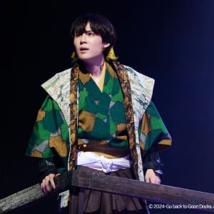 舞台「Go back to Goon Docks」、「チックジョ～」の舞台写真が到着 イメージ画像