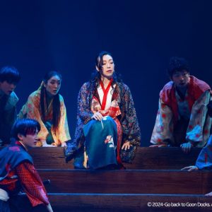 舞台「Go back to Goon Docks」、「チックジョ～」の舞台写真が到着 イメージ画像