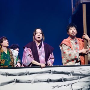 舞台「Go back to Goon Docks」、「チックジョ～」の舞台写真が到着 イメージ画像