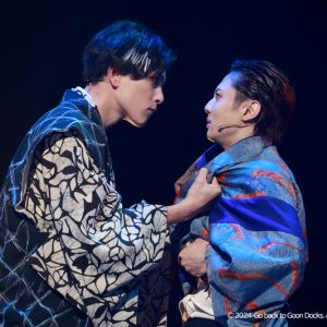 舞台「Go back to Goon Docks」、「チックジョ～」の舞台写真が到着 イメージ画像