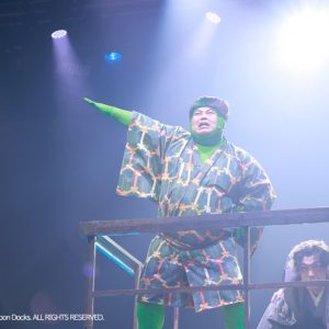 舞台「Go back to Goon Docks」、「チックジョ～」の舞台写真が到着 イメージ画像
